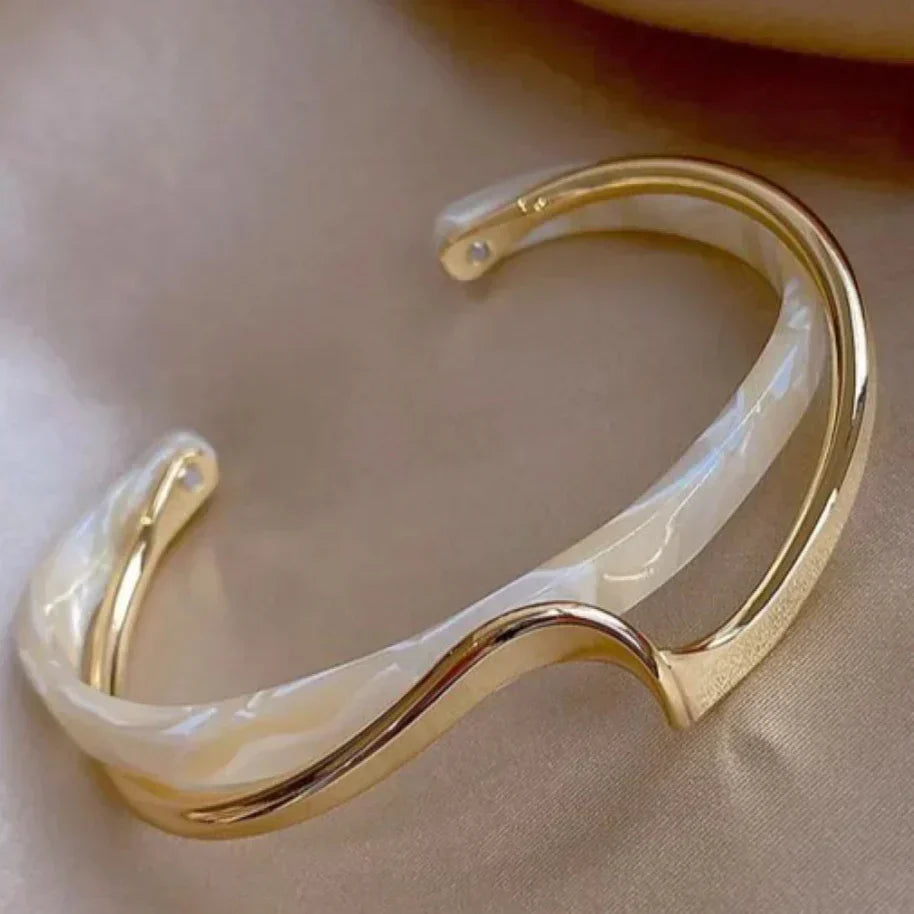 Galilea | Elegantes Goldenes Armband mit Weißem Opal