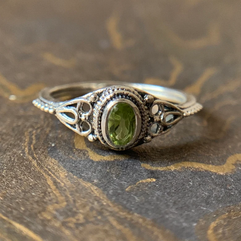 Bague vintage en argent avec pierre d'olive
