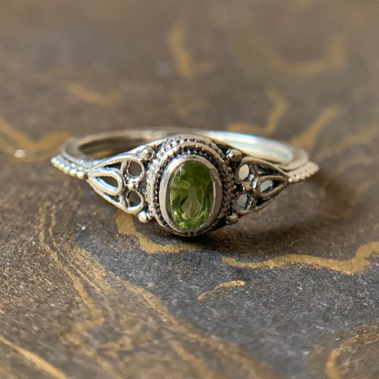 Bague vintage en argent avec pierre d'olive