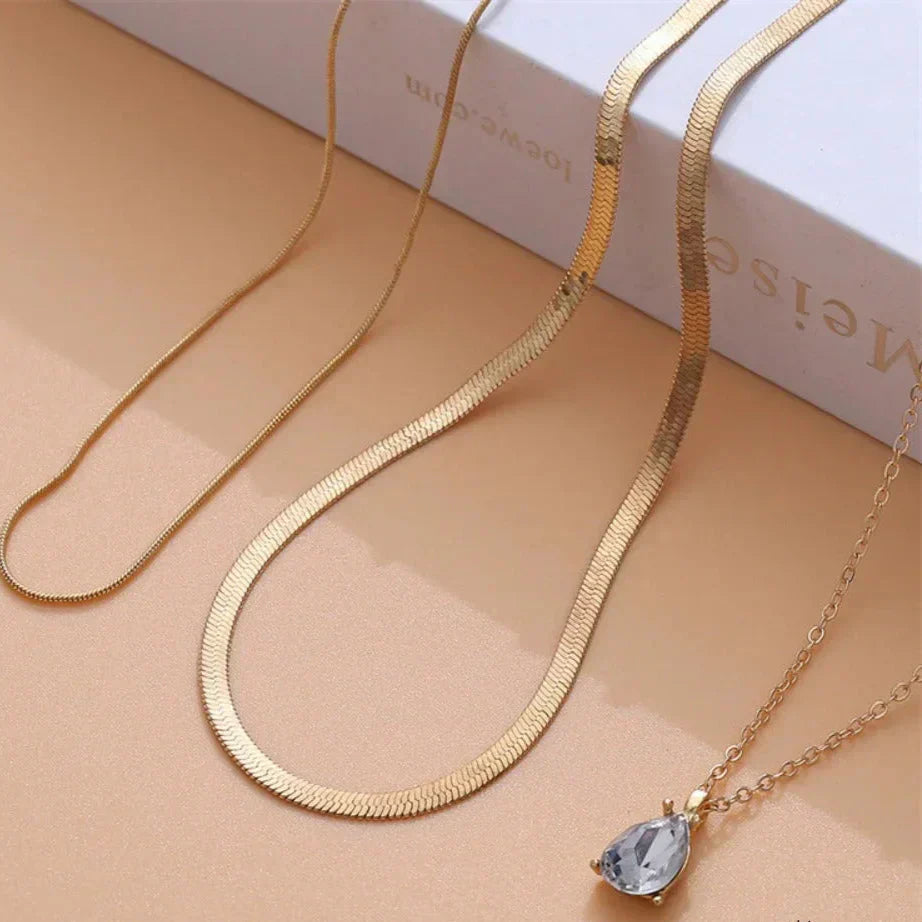 Raylee | Mehrlagige goldene Halskette mit Zirkonia-Anhänger