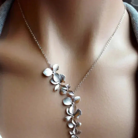 Daciana | Silberne Halskette mit Blumenmotiv